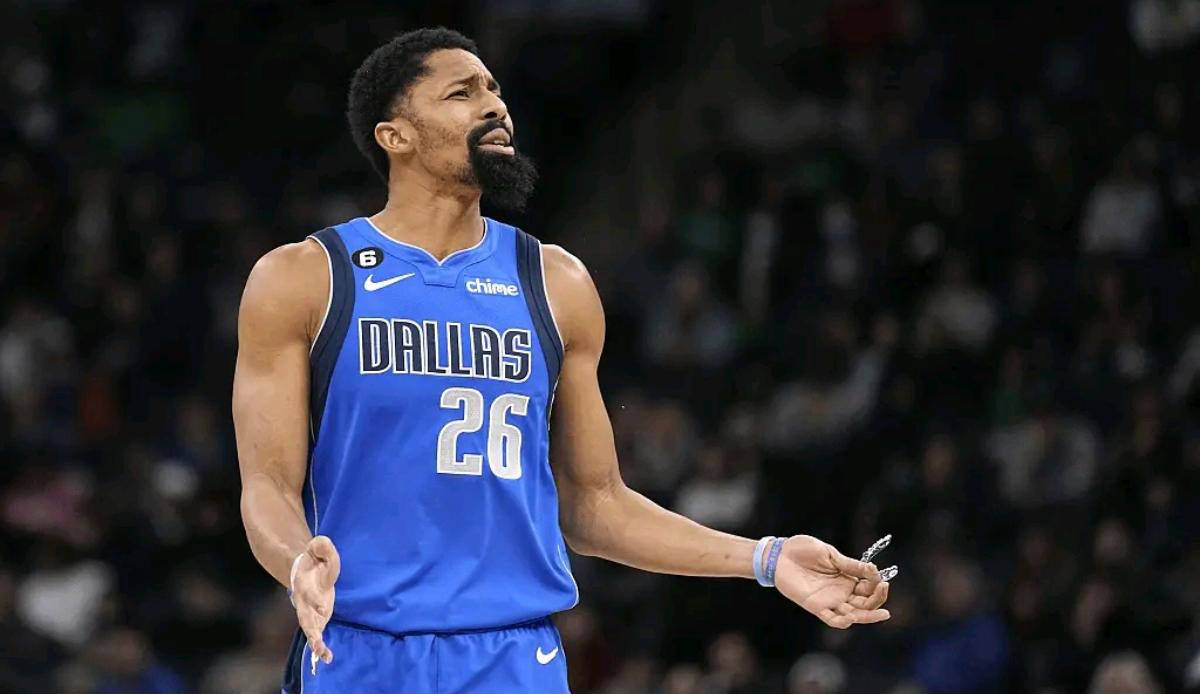 欧冠加时末段再迎强敌，夏洛特黄蜂主帅复盘，主帅态度：赛场秩序良好，轮换策略成焦点的简单介绍